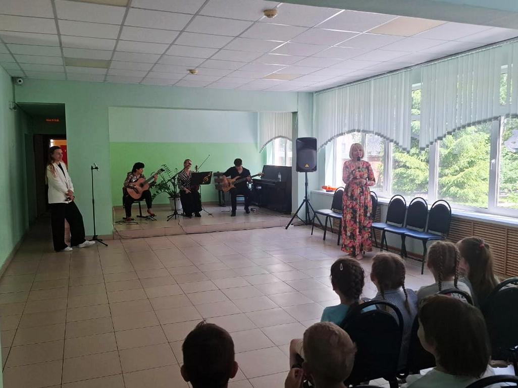 Творческий коллектив «Экспромт» выступил для учащихся гимназии № 42 Творческий коллектив «Экспромт» выступил для учащихся гимназии № 42